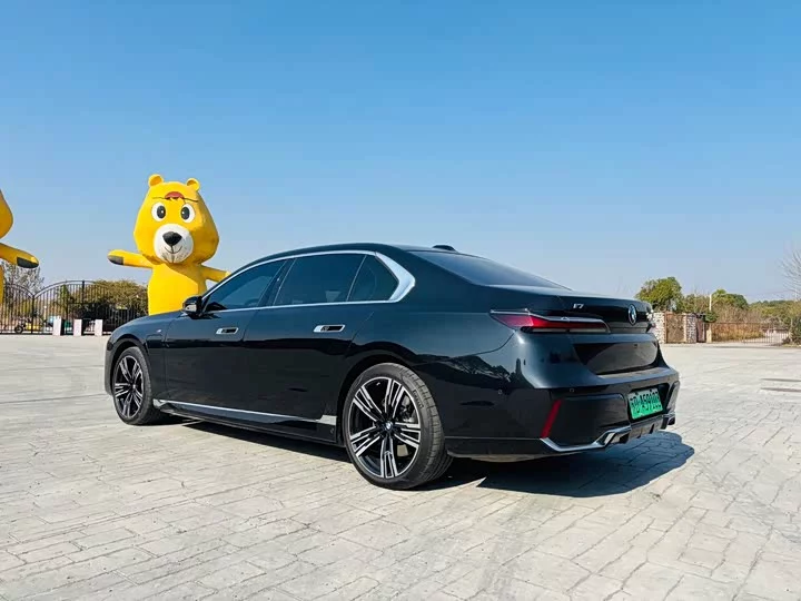 BMW i7