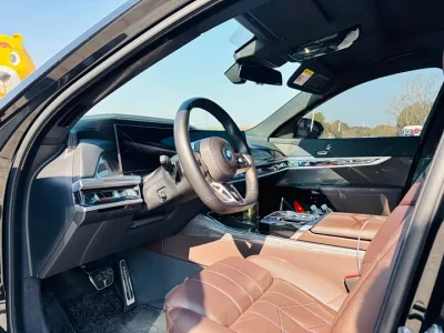 BMW i7