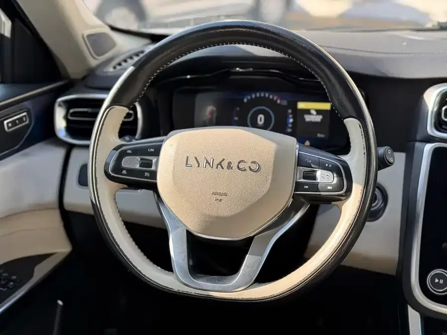 Lynk & Co 01