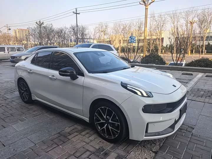 Lynk & Co 03
