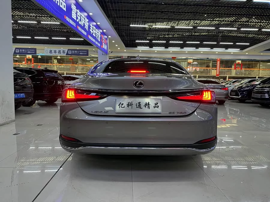 Lexus ES