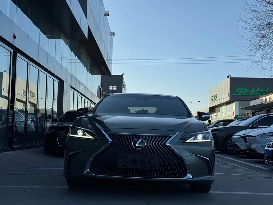 Lexus ES