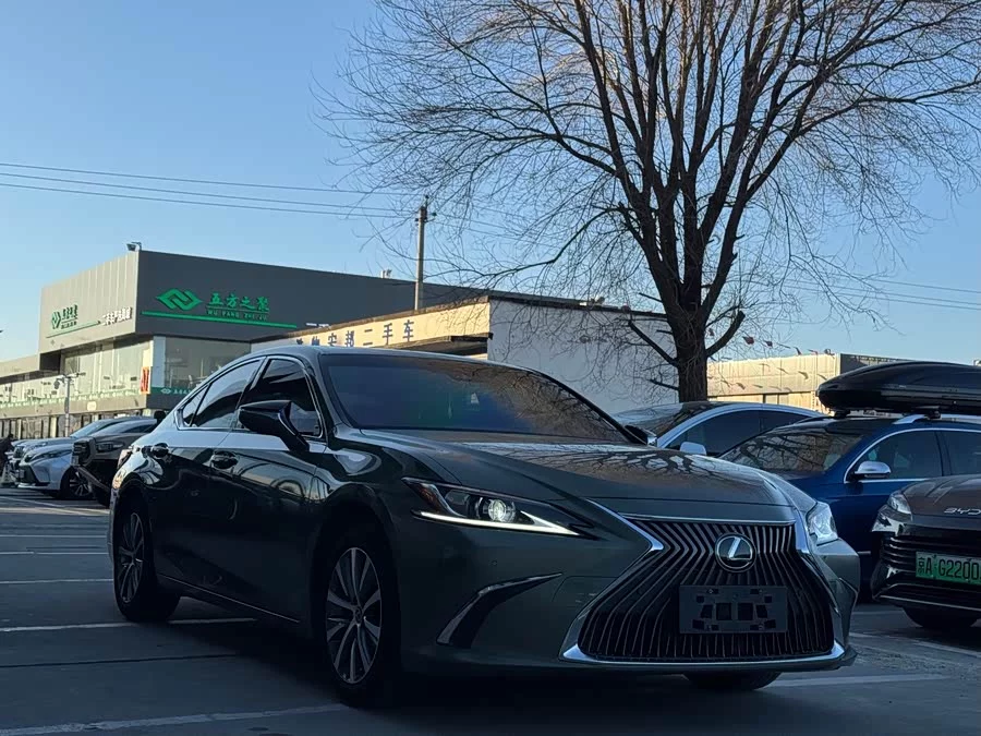 Lexus ES