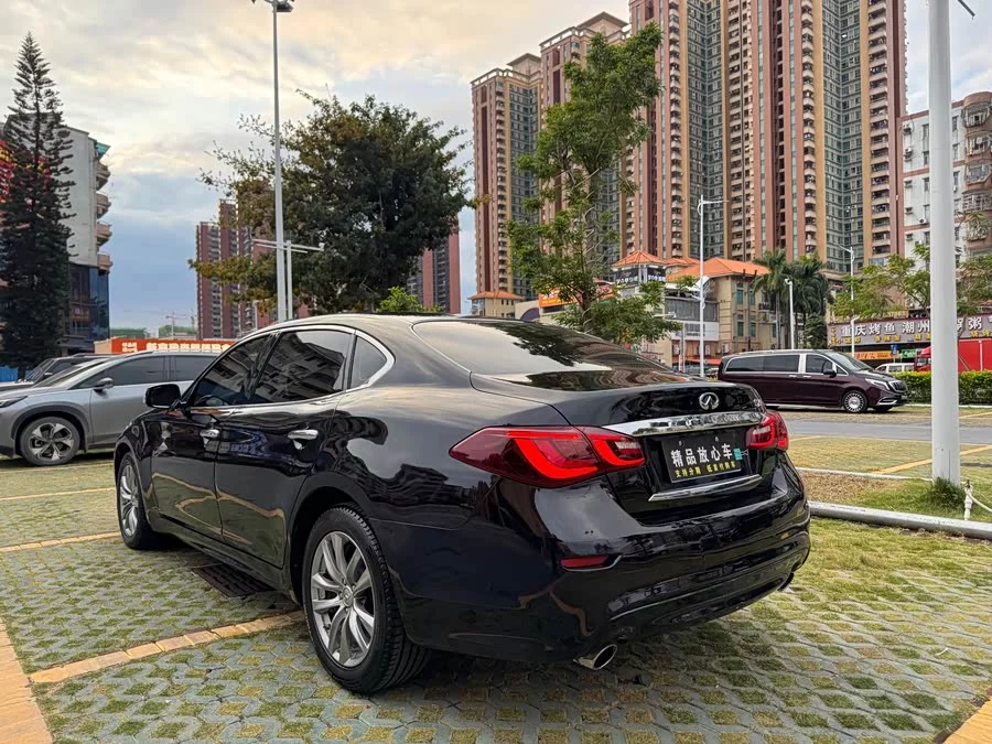 Infiniti Q70