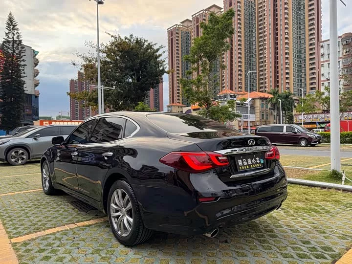 Infiniti Q70