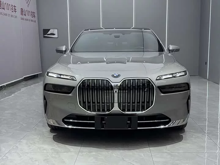 BMW i7