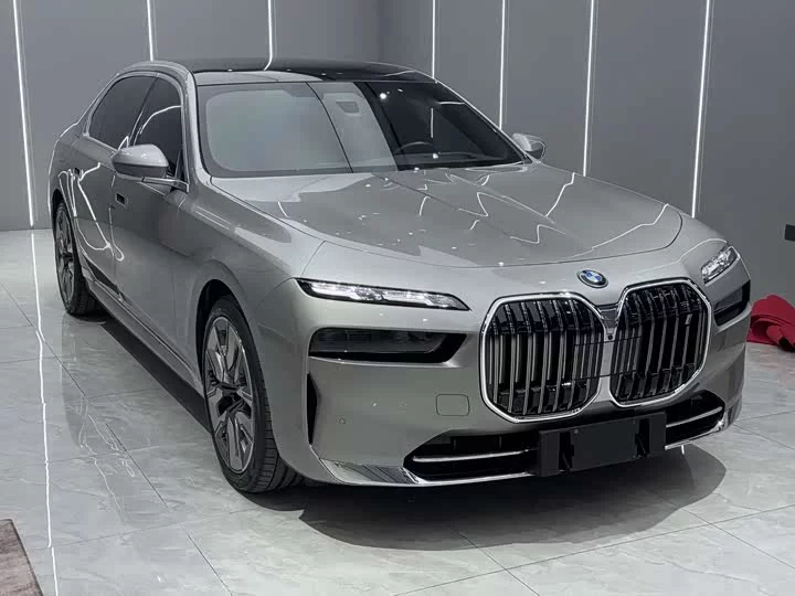 BMW i7