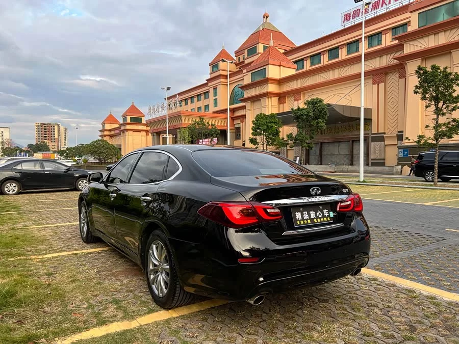 Infiniti Q70