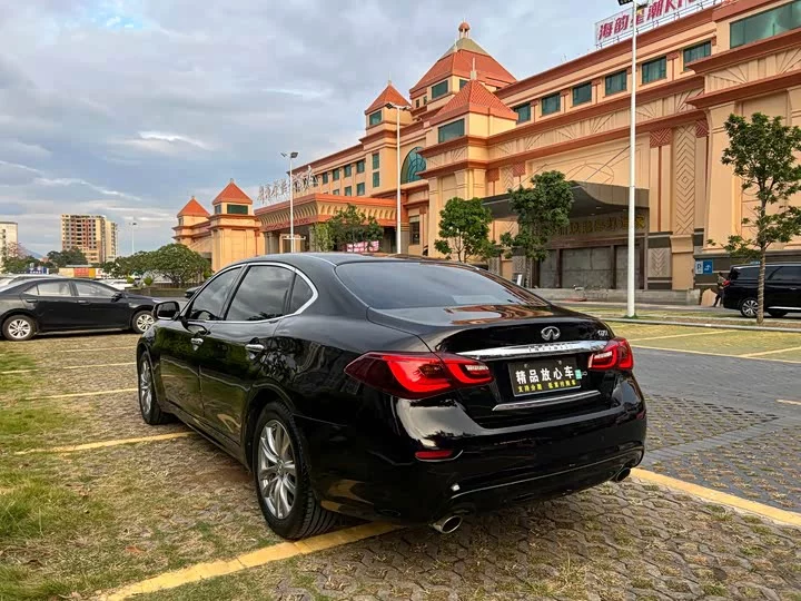 Infiniti Q70