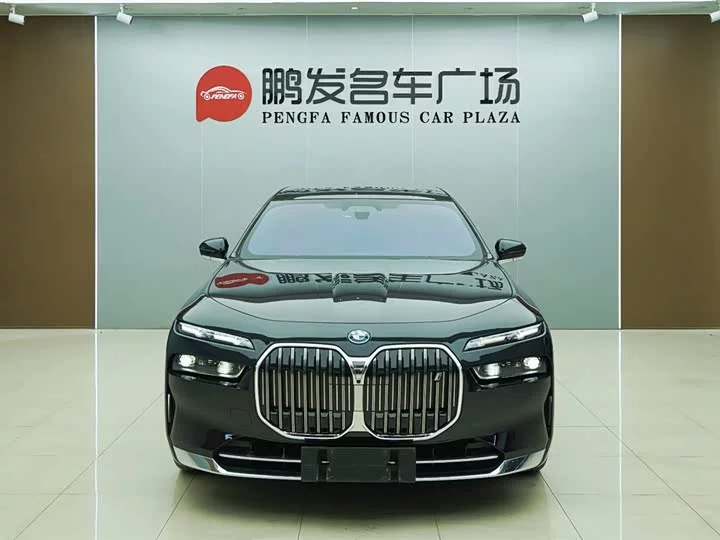 BMW i7