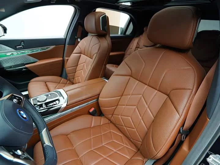 BMW i7