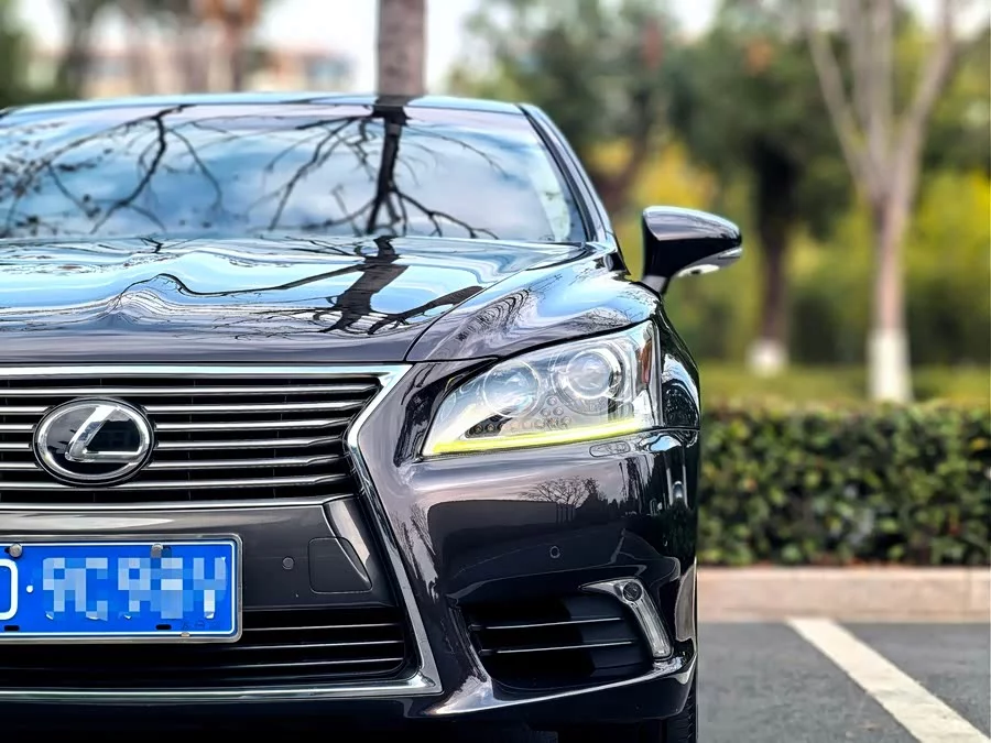 Lexus LS