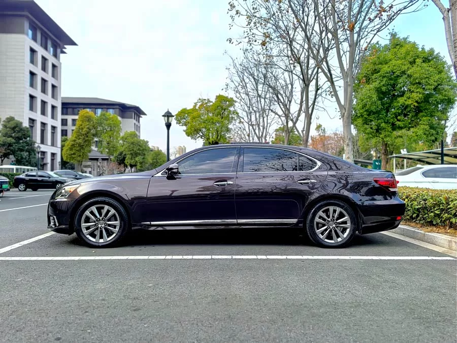 Lexus LS