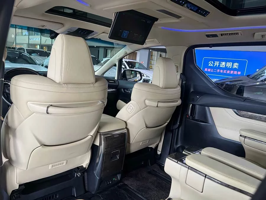 Toyota Crown Vellfire