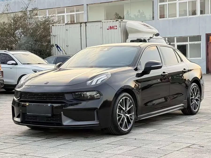 Lynk & Co 03