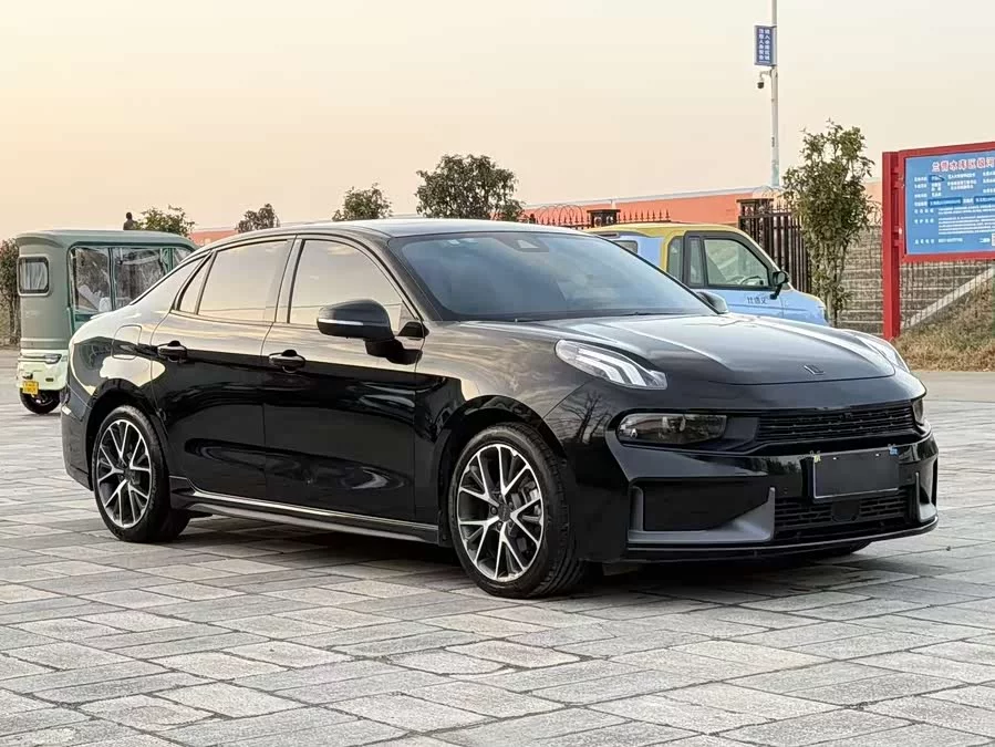 Lynk & Co 03