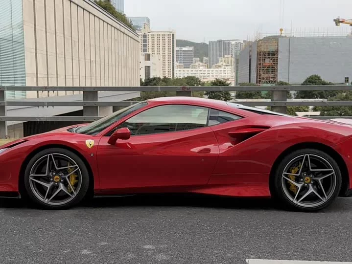 ferrari F8
