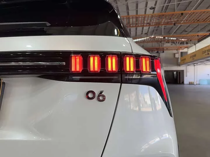 Lynk & Co 06