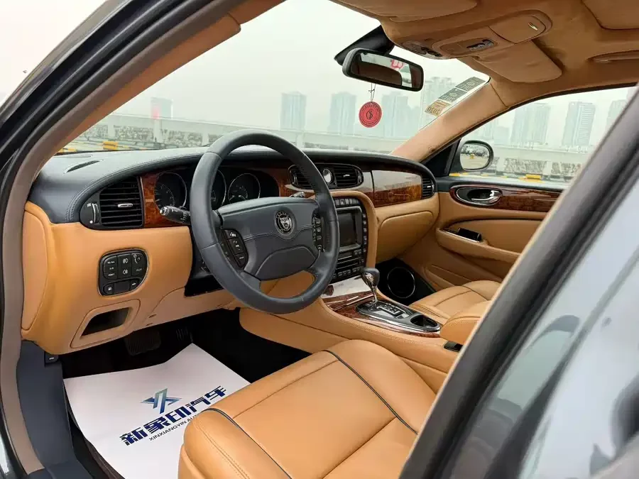 Jaguar XJ