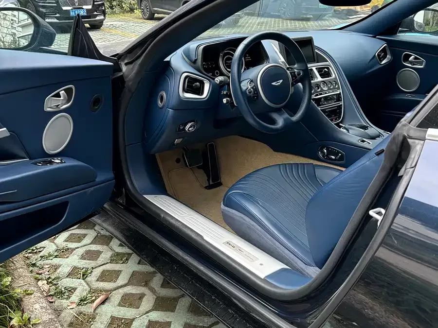 Aston Martin DB11