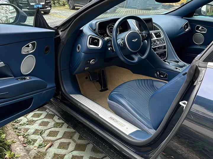 Aston Martin DB11