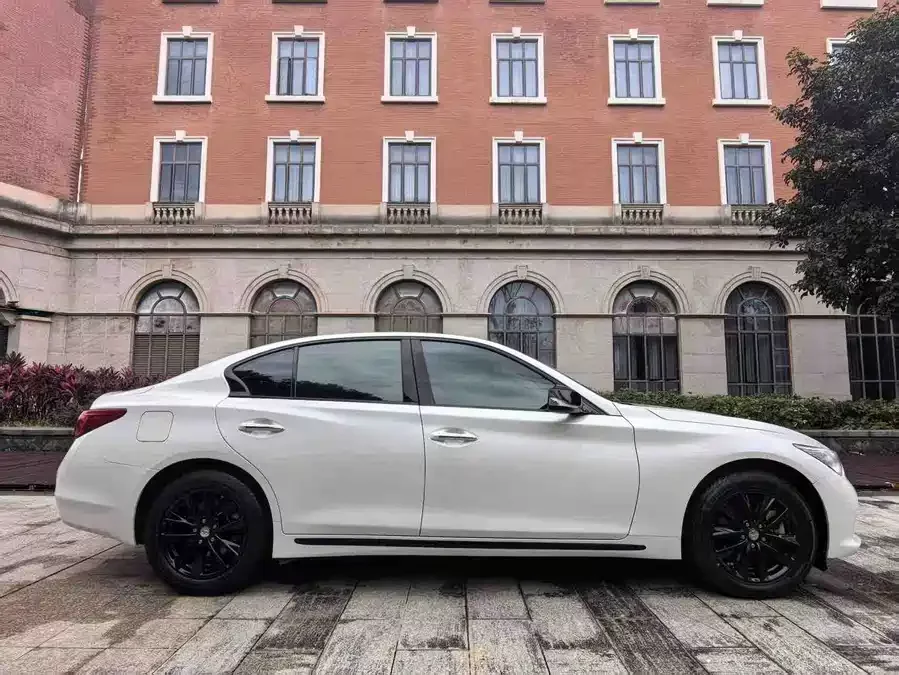 Infiniti Q50L