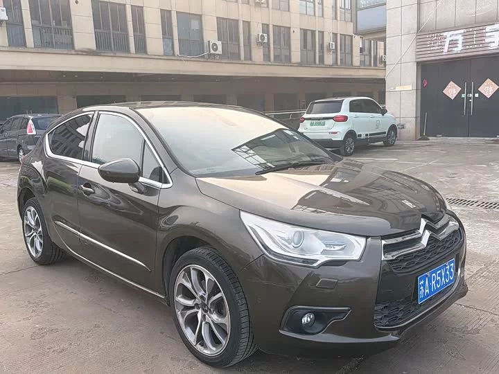 DS 4
