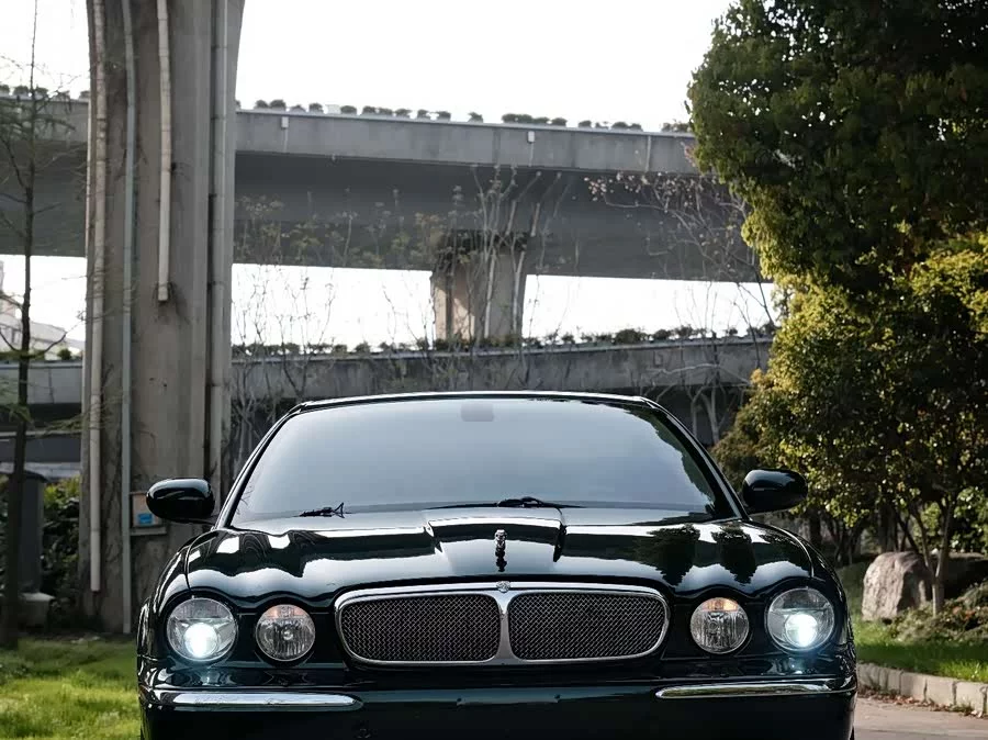 Jaguar XJ