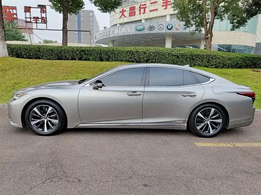 Lexus LS