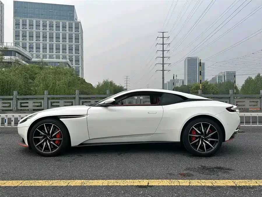 Aston Martin DB11