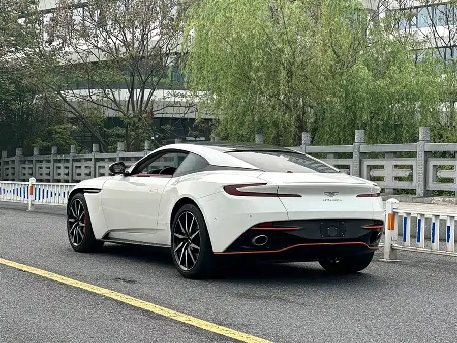 Aston Martin DB11