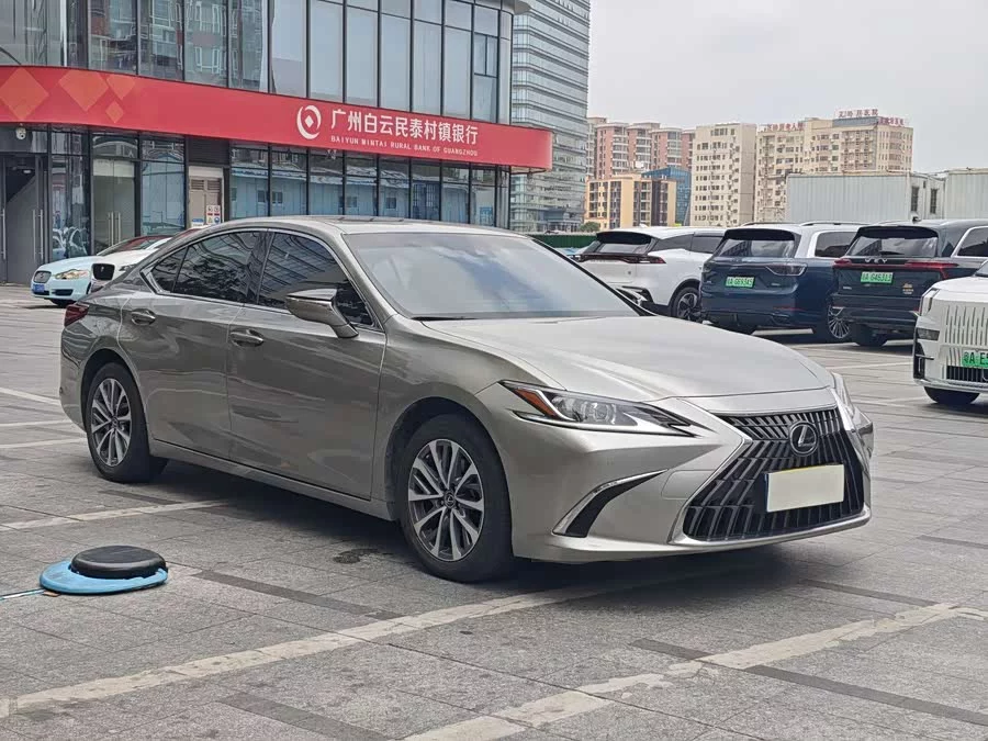 Lexus ES