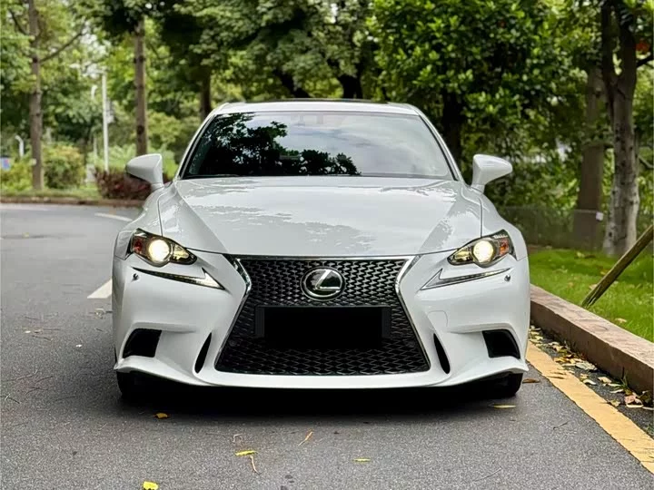Lexus IS