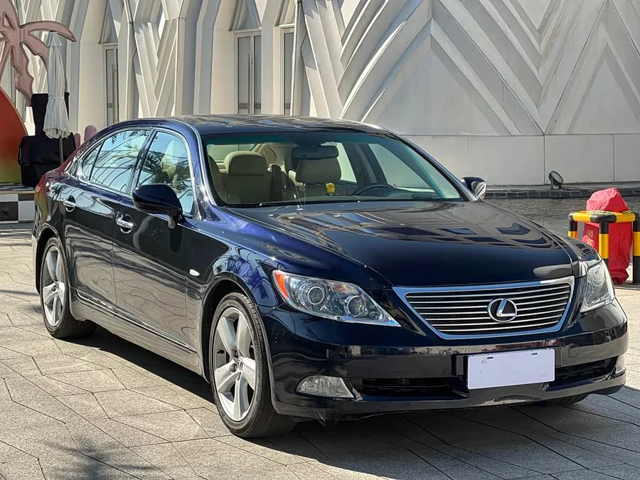 Lexus LS