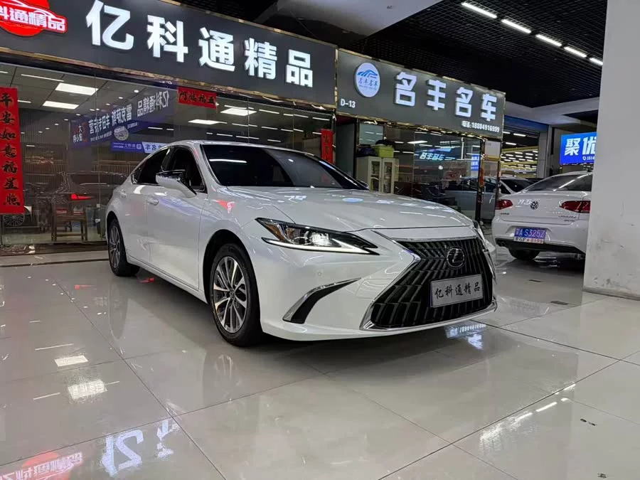 Lexus ES