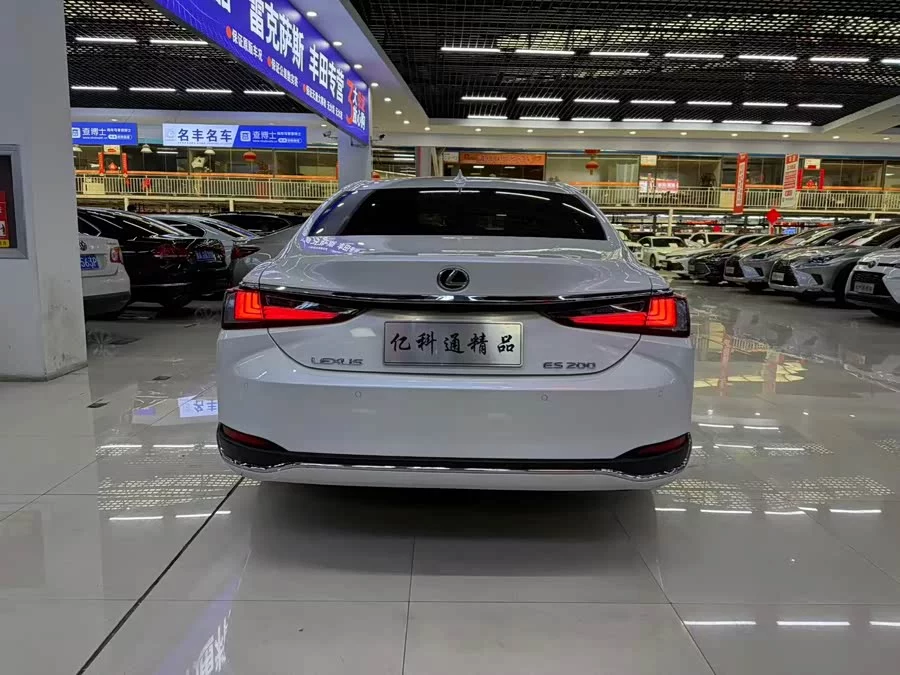 Lexus ES