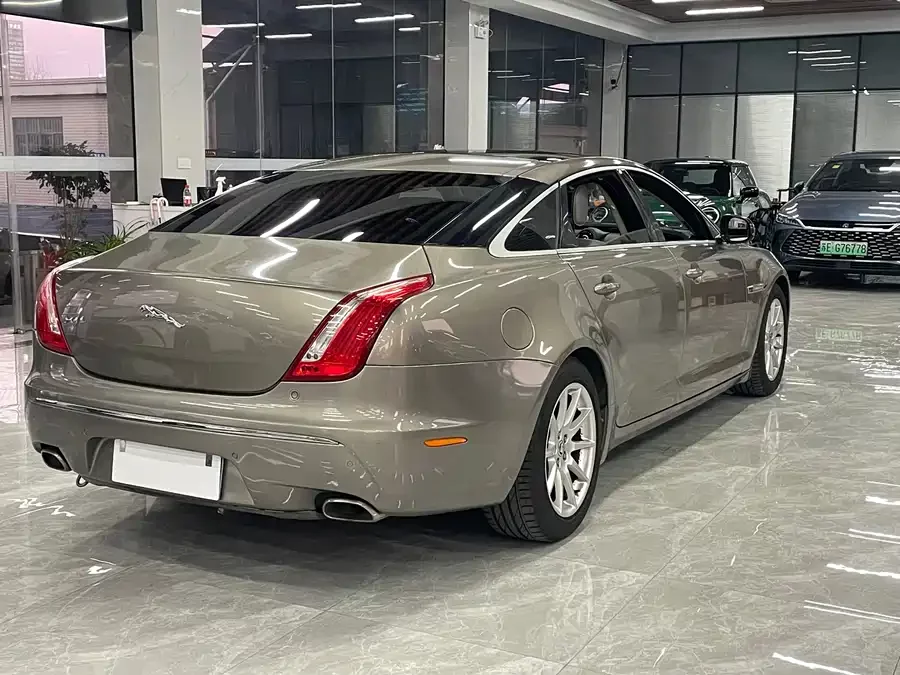 Jaguar XJ