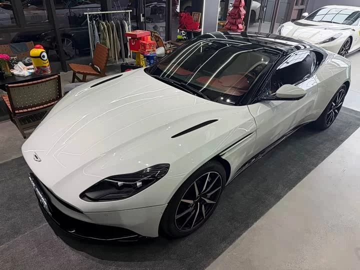 Aston Martin DB11