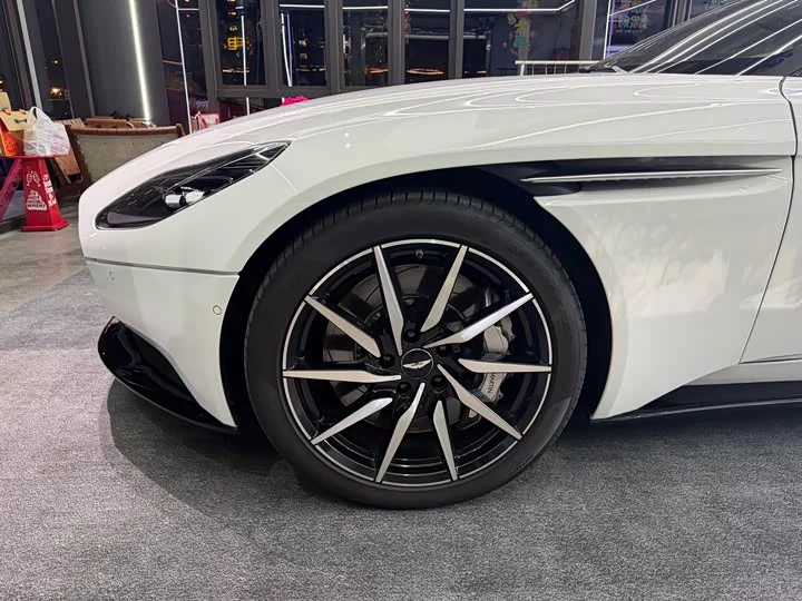 Aston Martin DB11