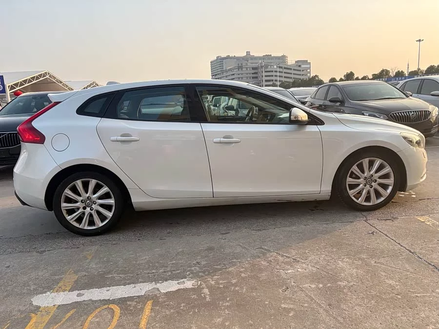 Volvo V40