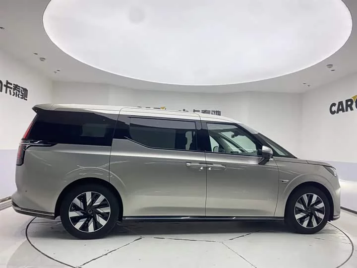 Volvo EM90