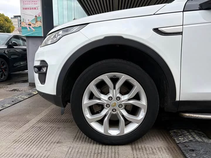 Land Rover Discover the magic