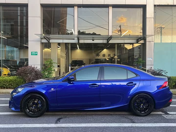 Lexus IS