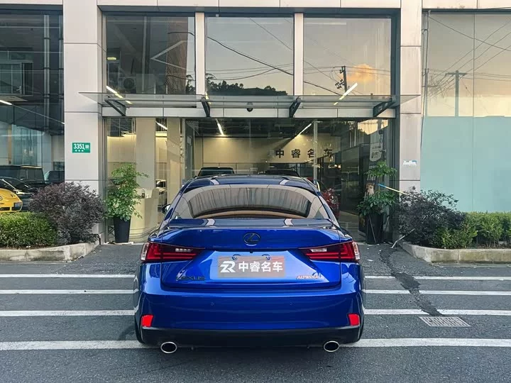 Lexus IS