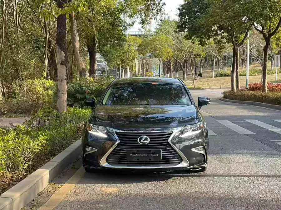 Lexus ES