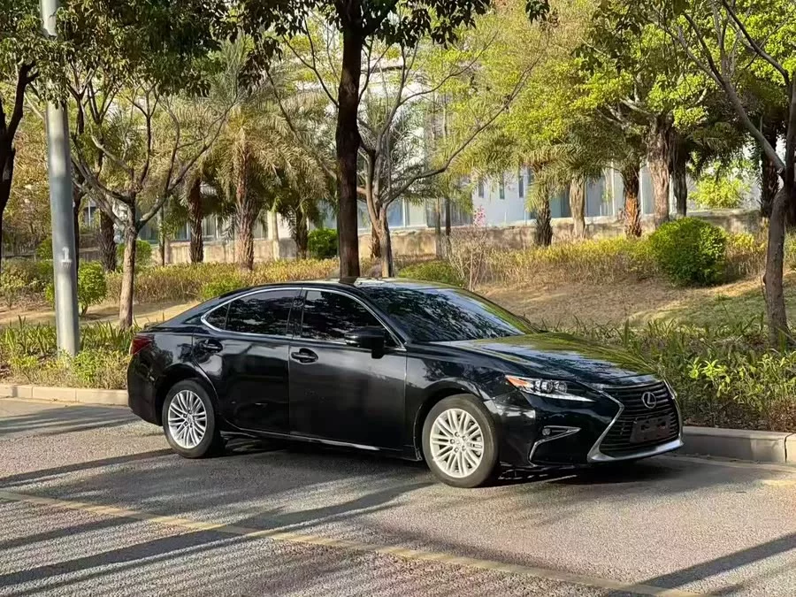 Lexus ES