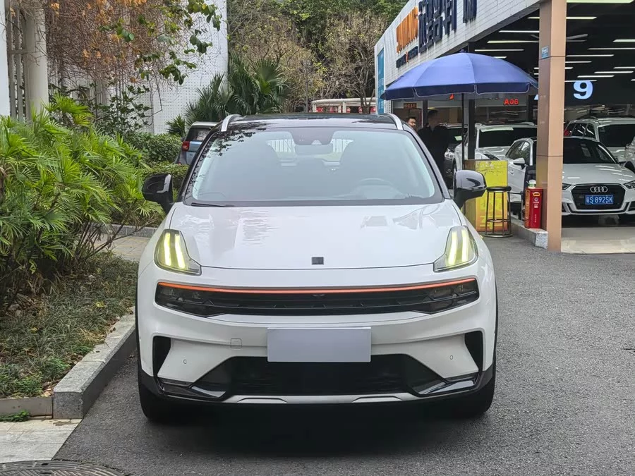 Lynk & Co 06