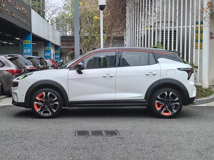 Lynk & Co 06