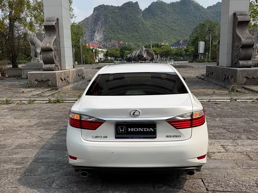 Lexus ES