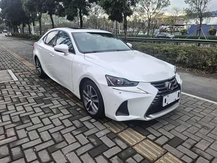 Lexus IS